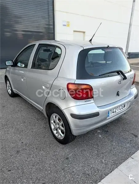 Usado Toyota Yaris T3 87 CV (63 kW) 2003 Blanco Berlina