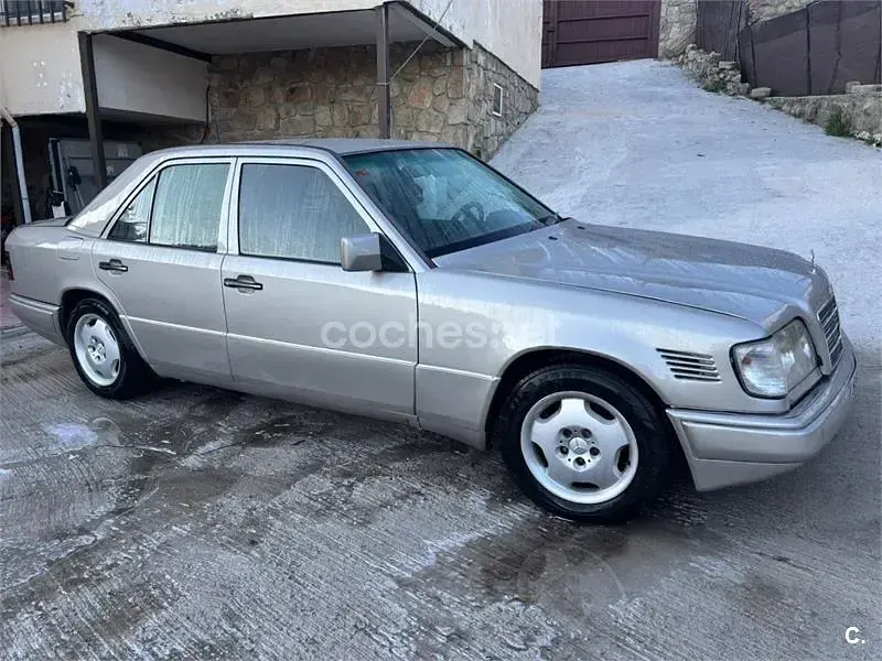 Usado Mercedes E300 136 CV (100 kW) 1994 Beige Berlina