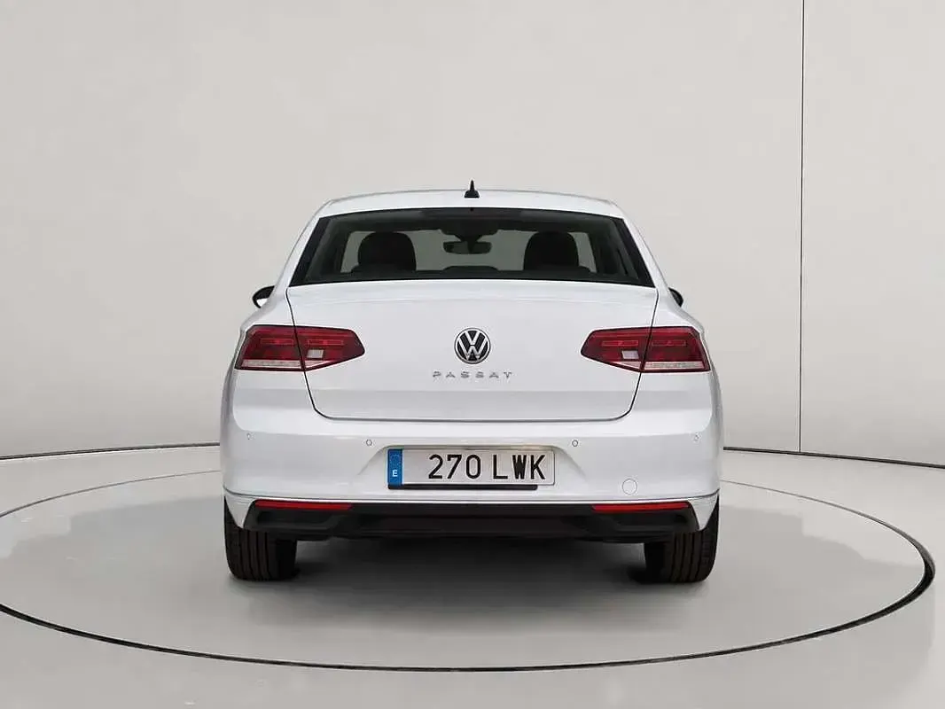 Usado VW Passat Business 122 CV (89 kW) 2022 Blanco Familiar