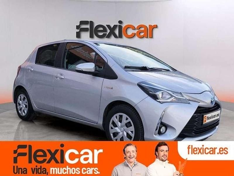 Usado Toyota Yaris Hybrid Active 100 CV (73 kW) 2019 Gris Utilitario