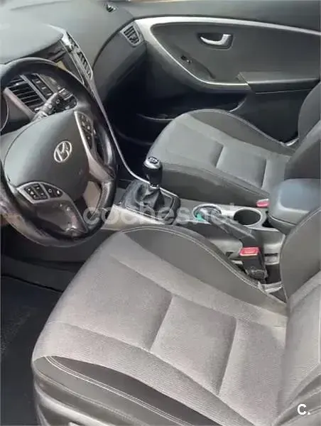 Usado Hyundai i30 100 CV (73 kW) 2015 Gris / plata Berlina