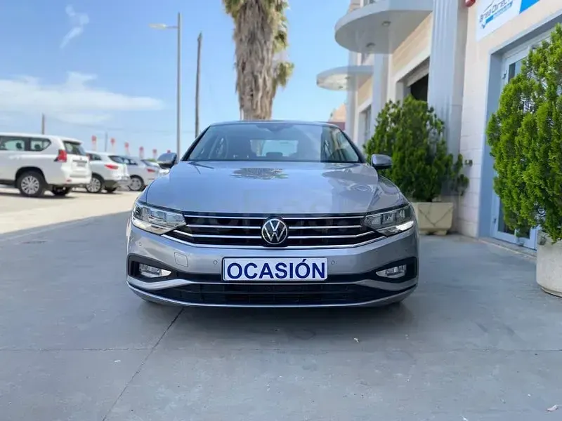 Usado VW Passat Business 122 CV (89 kW) 2022 Gris / plata Familiar