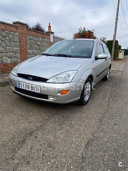 Usado Ford Focus Trend 90 CV (66 kW) 2001 Gris / plata Berlina