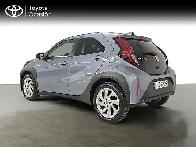Usado Toyota Aygo X Play 72 CV (52 kW) 2024 Gris / plata SUV