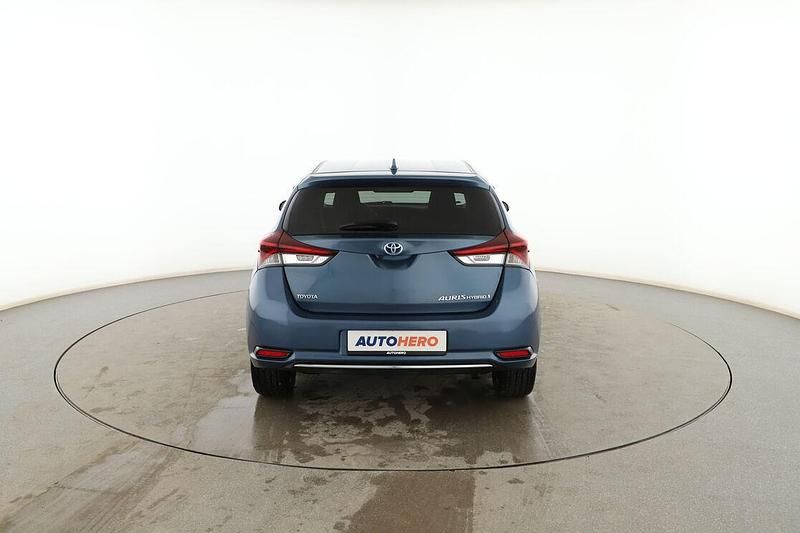 Usado Toyota Auris Hybrid 136 CV (100 kW) 2015 Azul Berlina