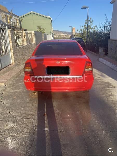Usado Opel Astra Edition 125 CV (91 kW) 2003 Rojo Coupe