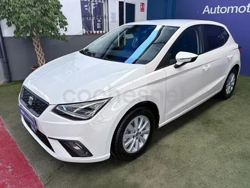 Usado Seat Ibiza Style Plus 110 CV (80 kW) 2022 Blanco Utilitario