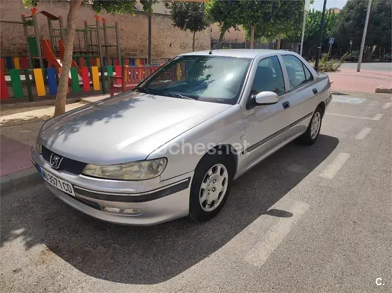 Usado Peugeot 406 110 CV (80 kW) 1999 Gris / plata Berlina