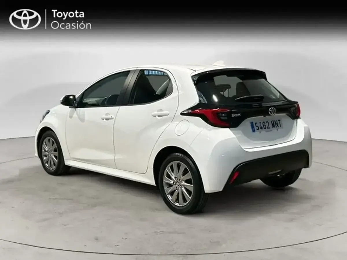 Usado Toyota Yaris Hybrid Active 116 CV (85 kW) 2024 Blanco Berlina
