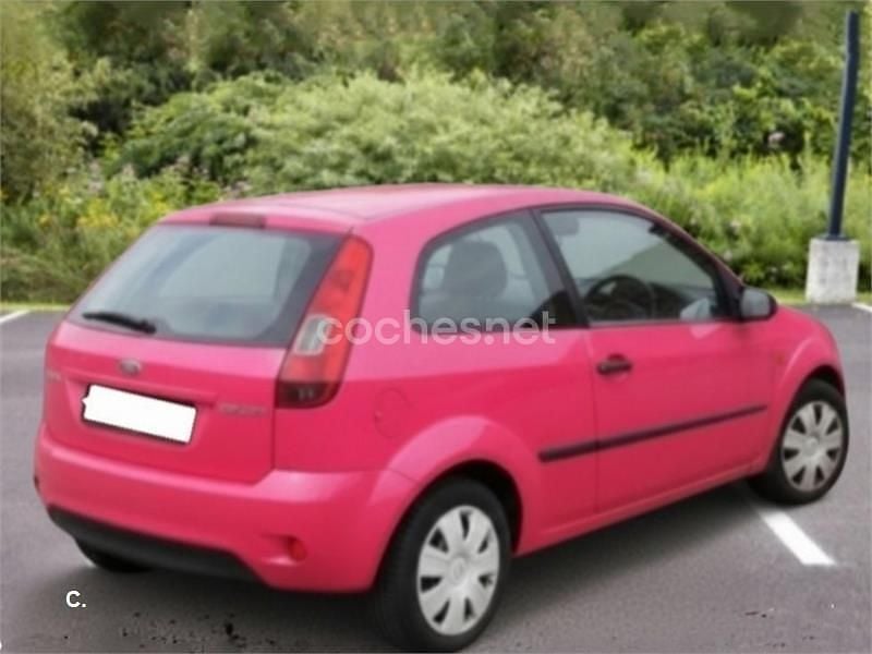 Usado Ford Fiesta 68 CV (50 kW) 2004 Rojo Coupe