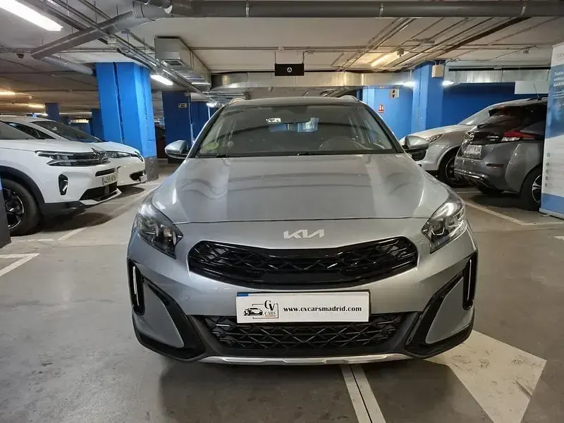 Usado Kia XCeed 100 CV (73 kW) 2024 Gris / plata SUV