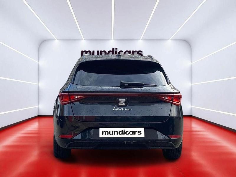 Usado Seat Leon Style 151 CV (111 kW) 2021 Negro Familiar