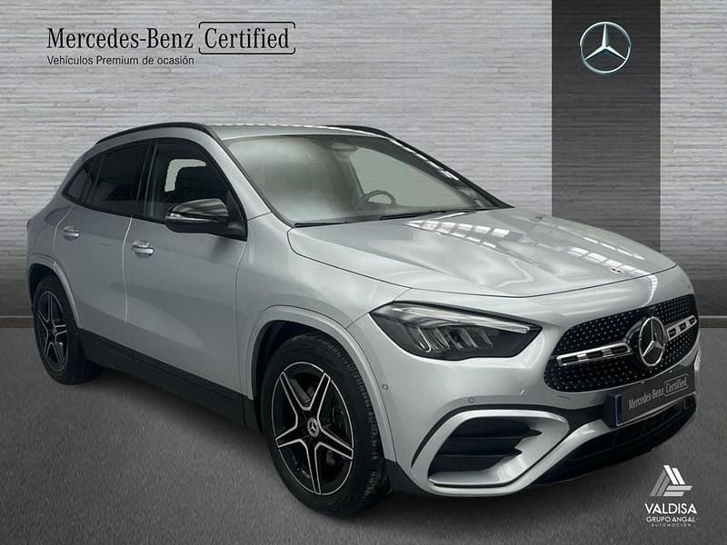 Usado Mercedes GLA200 AMG line 150 CV (110 kW) 2025 Gris / plateado SUV