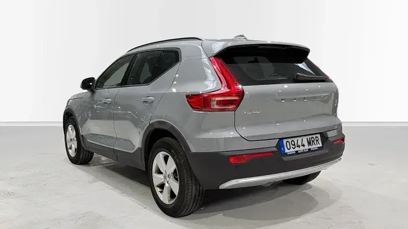 Usado Volvo XC40 129 CV (94 kW) 2024 Gris / plata SUV