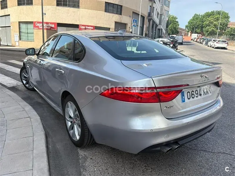 Usado Jaguar XF R-Sport 180 CV (132 kW) 2018 Gris / plata Berlina
