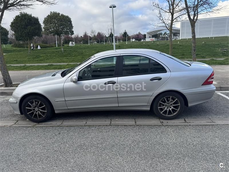 Usado Mercedes C220 Classic 150 CV (110 kW) 2007 Gris / plata Berlina