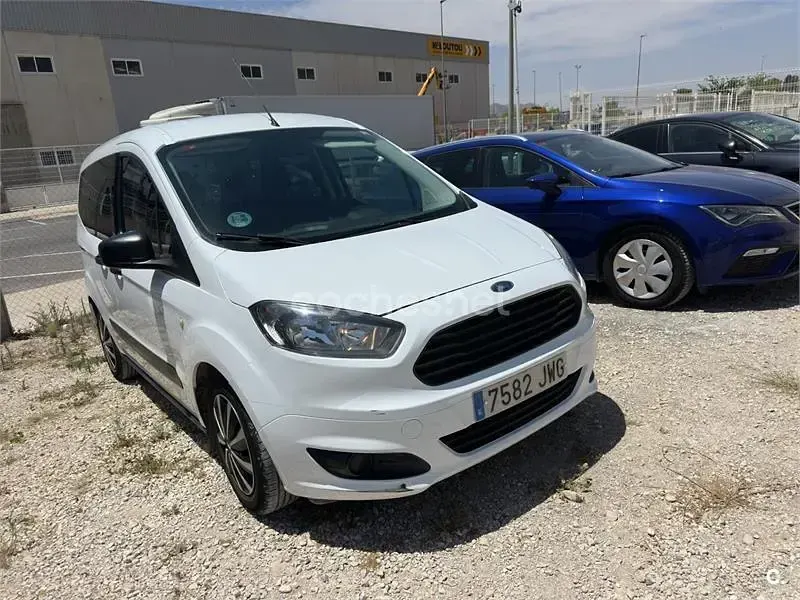 Usado Ford Tourneo Courier Trend 75 CV (55 kW) 2017 Blanco Monovolumen