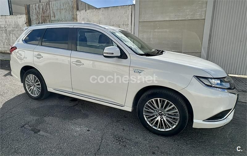 Usado Mitsubishi Outlander P-HEV Motion 224 CV (164 kW) 2020 Blanco SUV