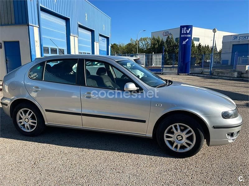Usado Seat Leon 90 CV (66 kW) 2002 Gris / plata Utilitario