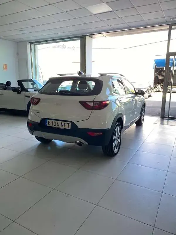 Usado Kia Stonic 101 CV (74 kW) 2025 Blanco SUV
