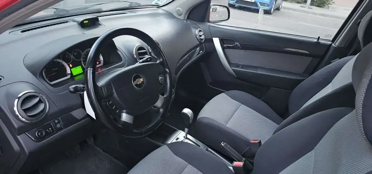 Usado Chevrolet Aveo LT 101 CV (74 kW) 2011 Rojo Utilitario