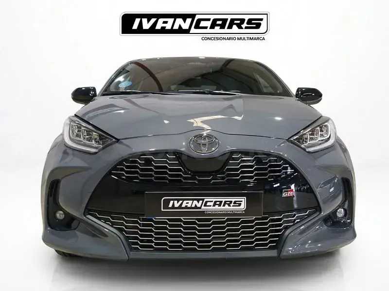 Usado Toyota Yaris Hybrid Plus 130 CV (95 kW) 2025 Gris / plata Berlina
