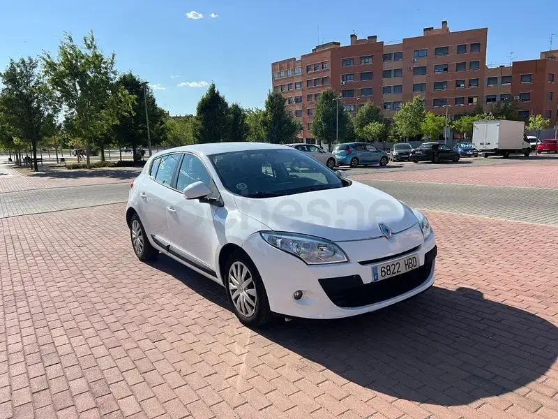 Usado Renault Mégane Dynamique 110 CV (80 kW) 2012 Blanco Berlina