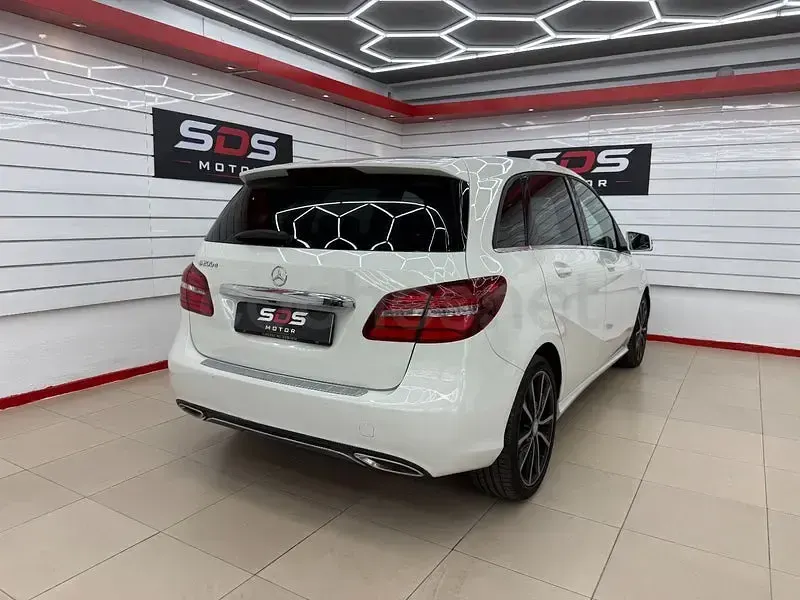 Usado Mercedes B200 136 CV (100 kW) 2016 Blanco Utilitario