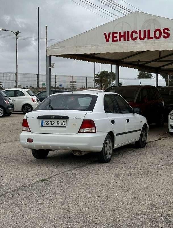 Usado Hyundai Accent GLS 84 CV (61 kW) 2001 Blanco Utilitario