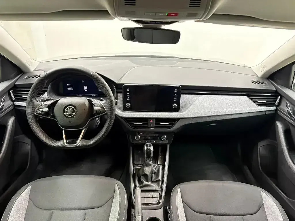Usado Skoda Scala Selection 115 CV (84 kW) 2025 Gris Utilitario