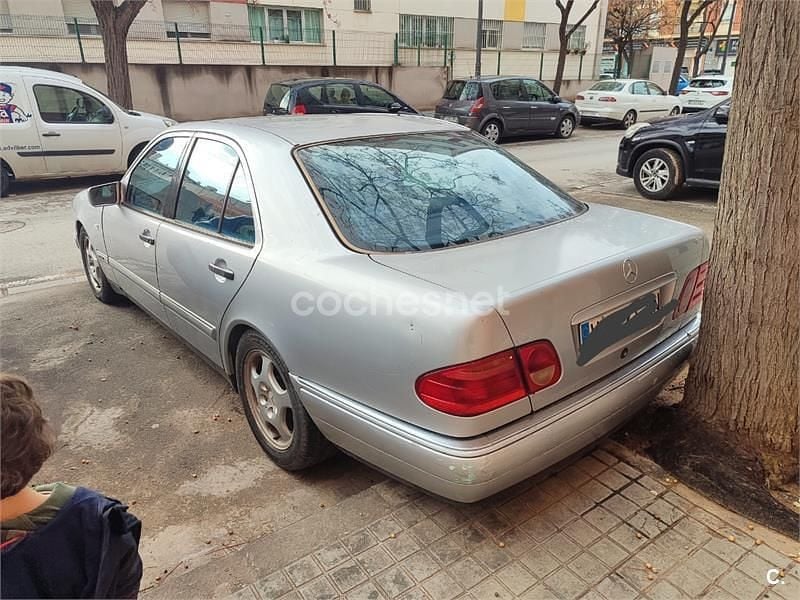 Usado Mercedes E300 Elegance 177 CV (130 kW) 1999 Gris / plata Berlina