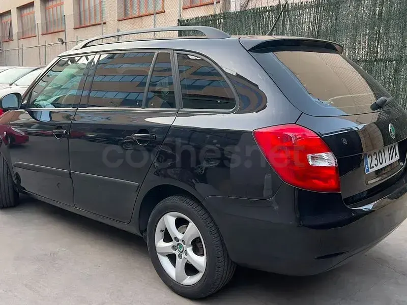 Usado Skoda Fabia Elegance 105 CV (77 kW) 2013 Negro Berlina