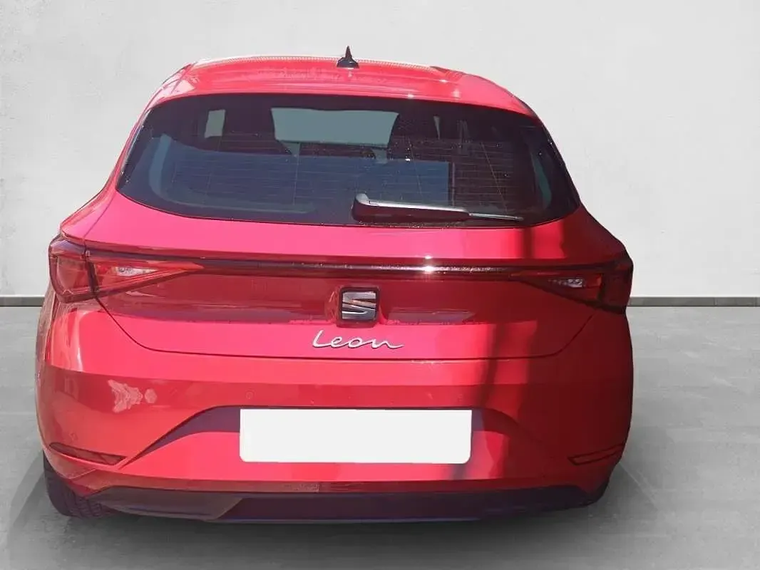 Usado Seat Leon Style 116 CV (85 kW) 2022 Rojo Utilitario