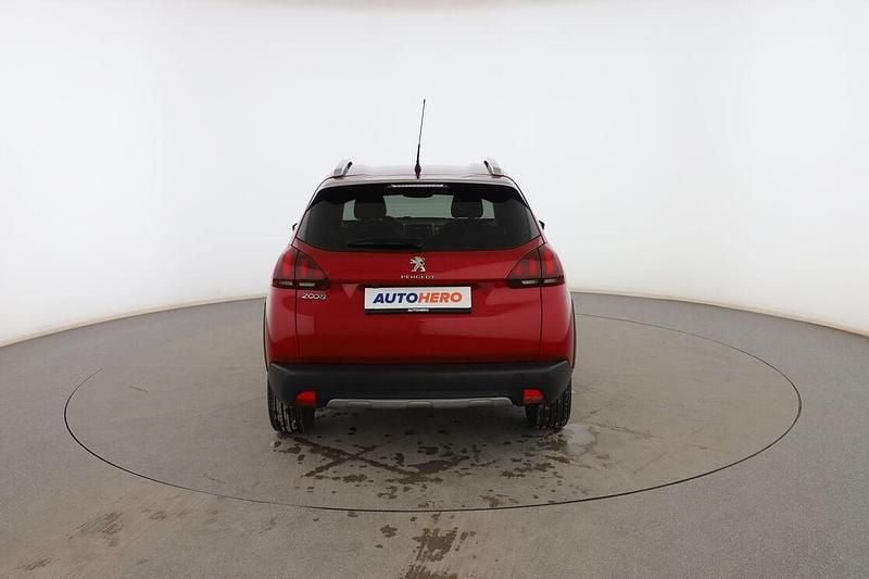 Usado Peugeot 2008 Allure 100 CV (73 kW) 2017 Rojo SUV