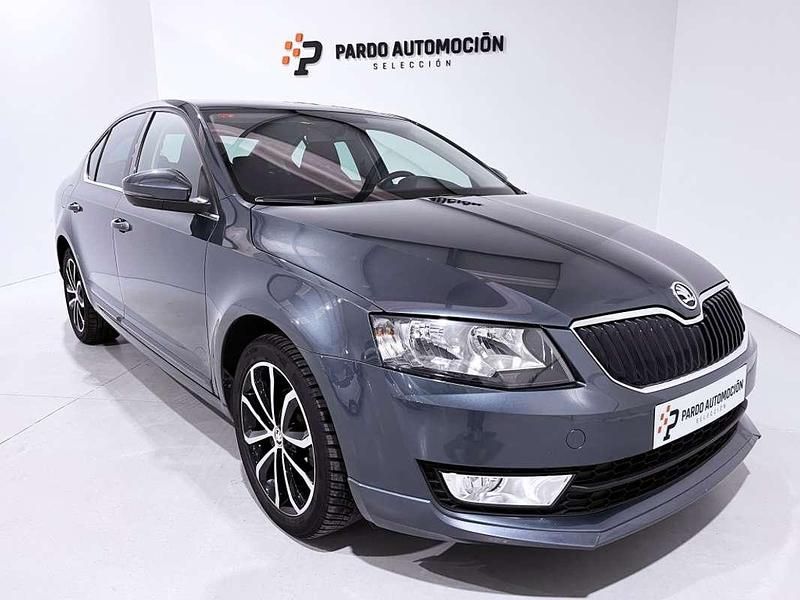 Gris Usado 2017 Skoda Octavia Ambition Utilitario | 11.900 € (Precio justo) - Imagen 1/4