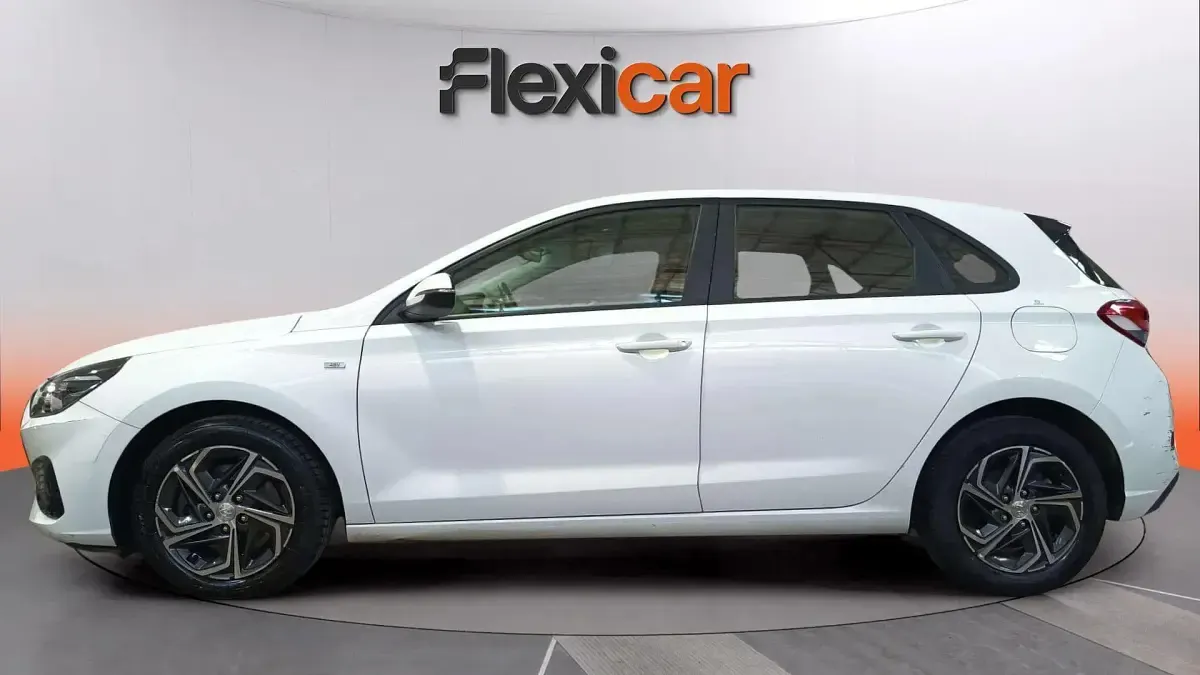 Usado Hyundai i30 120 CV (88 kW) 2021 Blanco Berlina