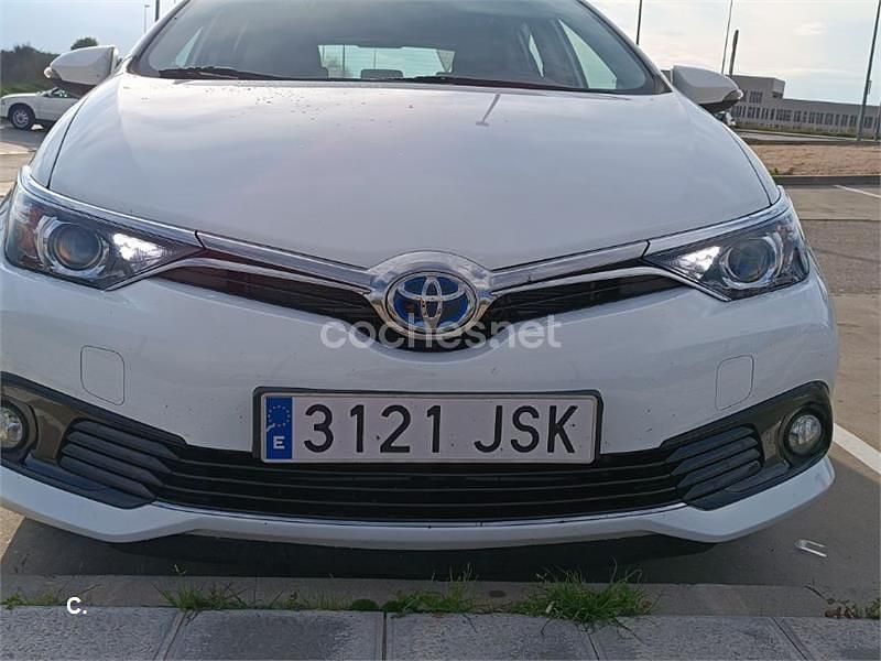 Usado Toyota Auris Hybrid Active 136 CV (100 kW) 2016 Blanco Berlina