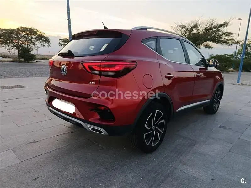 Usado MG ZS Luxury 111 CV (81 kW) 2023 Rojo SUV