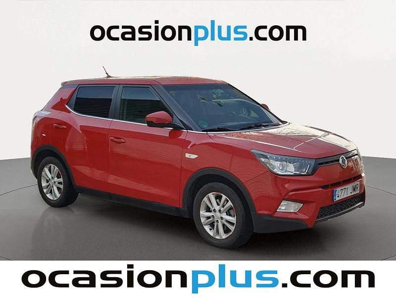 Usado Ssangyong (KGM) Tivoli 116 CV (85 kW) 2016 Rojo SUV