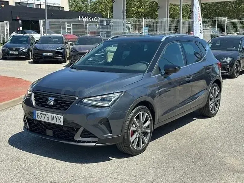 Usado Seat Arona FR 115 CV (84 kW) 2025 Gris / plata SUV