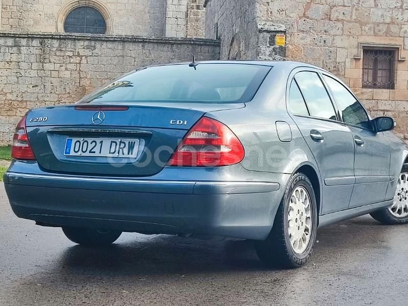 Usado Mercedes E280 Avantgarde 190 CV (139 kW) 2005 Azul Berlina