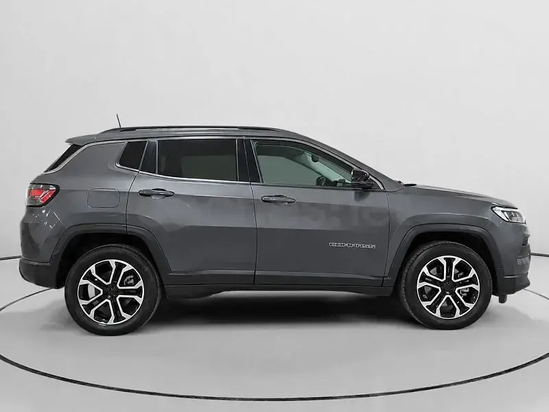 Usado Jeep Compass Limited 190 CV (139 kW) 2023 Gris / plata SUV