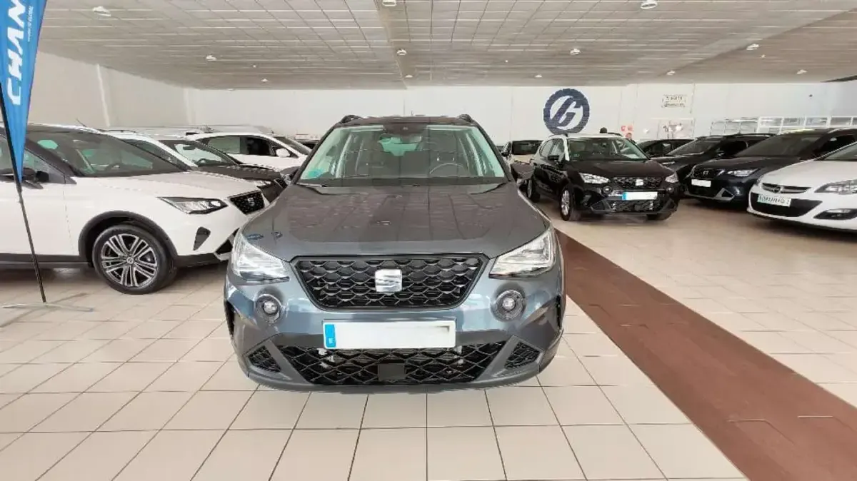 Usado Seat Arona Style 116 CV (85 kW) 2025 Gris SUV