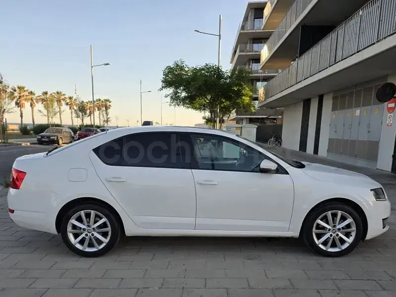Usado Skoda Octavia Style 150 CV (110 kW) 2015 Blanco Familiar