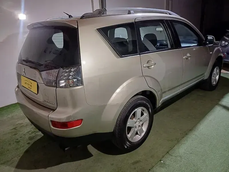 Usado Mitsubishi Outlander Intense 140 CV (102 kW) 2007 Beige SUV