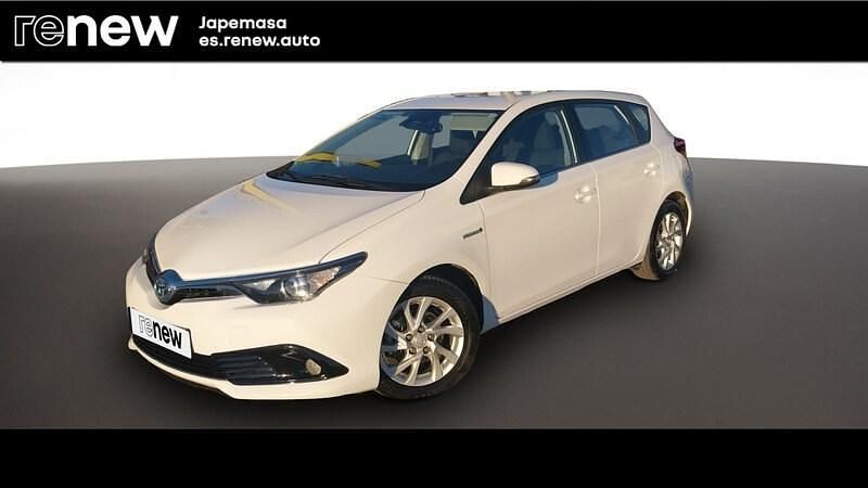 Usado Toyota Auris Hybrid Business Edition 136 CV (100 kW) 2017 Blanco puro Berlina