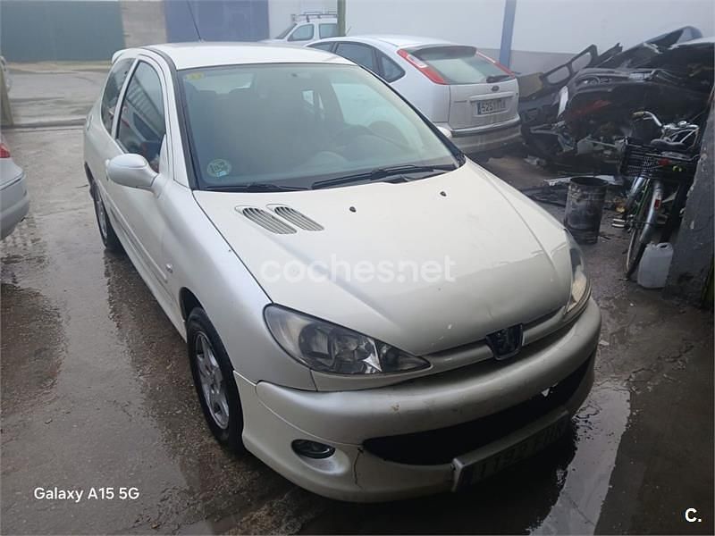 Usado Peugeot 206 70 CV (51 kW) 2006 Blanco Berlina