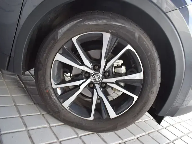 Usado Toyota C-HR Advance 140 CV (102 kW) 2025 Gris / plata SUV