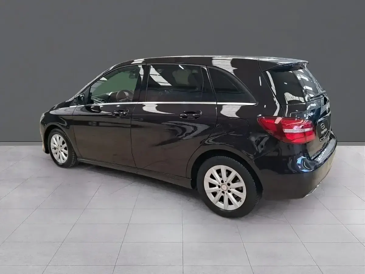 Usado Mercedes B200 156 CV (114 kW) 2016 Negro Monovolumen