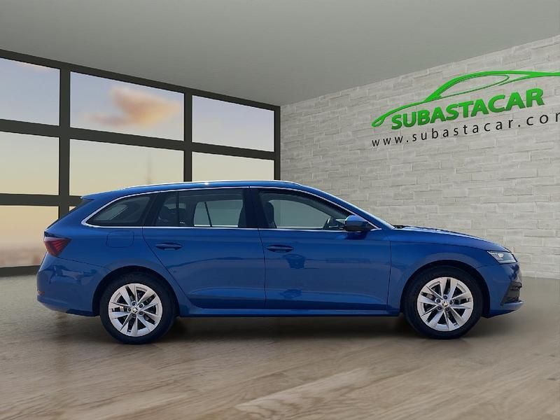 Usado Skoda Octavia Ambition 115 CV (84 kW) 2022 Azul Familiar